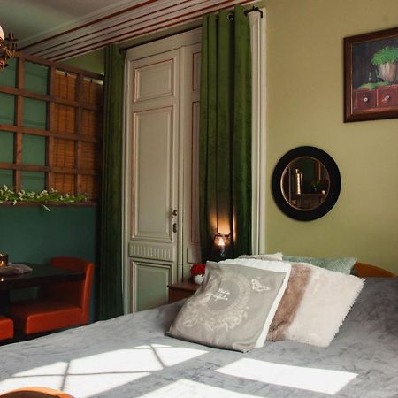 Maison D'Hote Les Notes Endormie Chambre Secrete Berzee 外观 照片