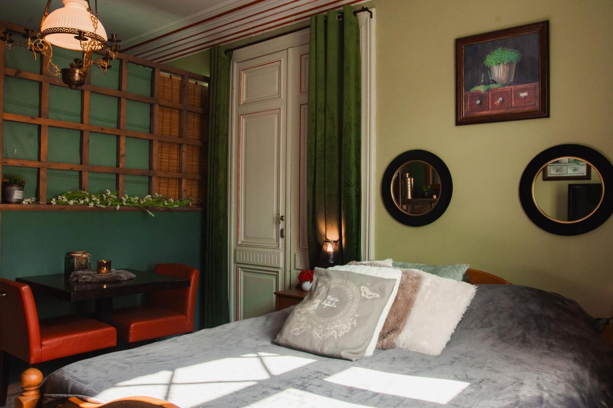 Maison D'Hote Les Notes Endormie Chambre Secrete Berzee 外观 照片